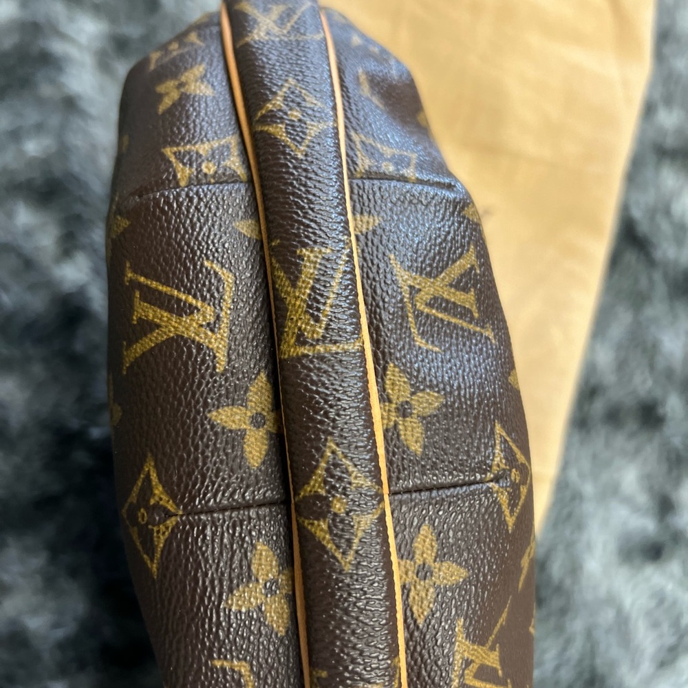 🔥SALE🔥LOUIS VUITTON CROISSANT. Excellent condition. Original dust bag. - Picture 12 of 12
